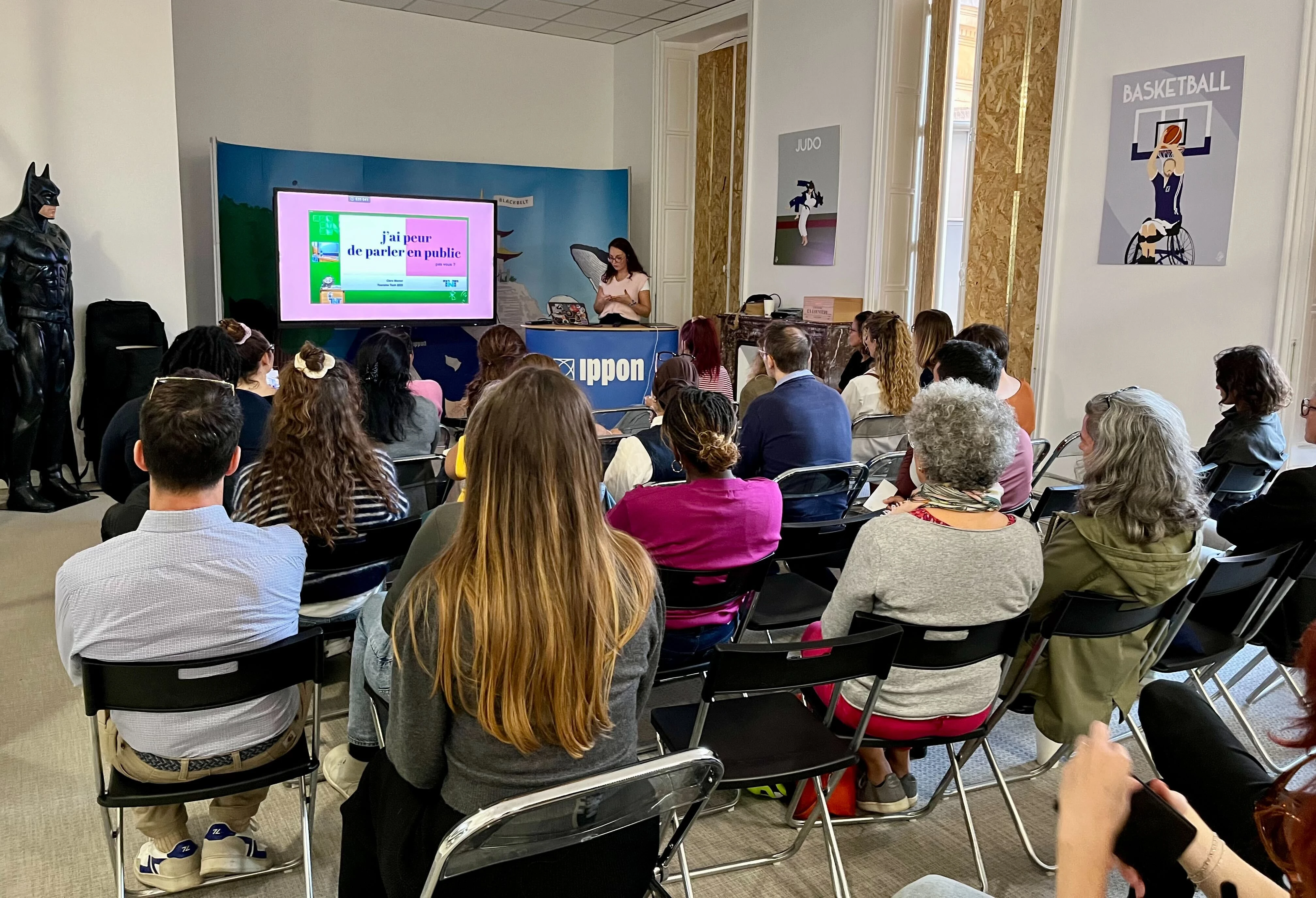 Conférencière présentant devant un public lors du meetup Women in Tech.