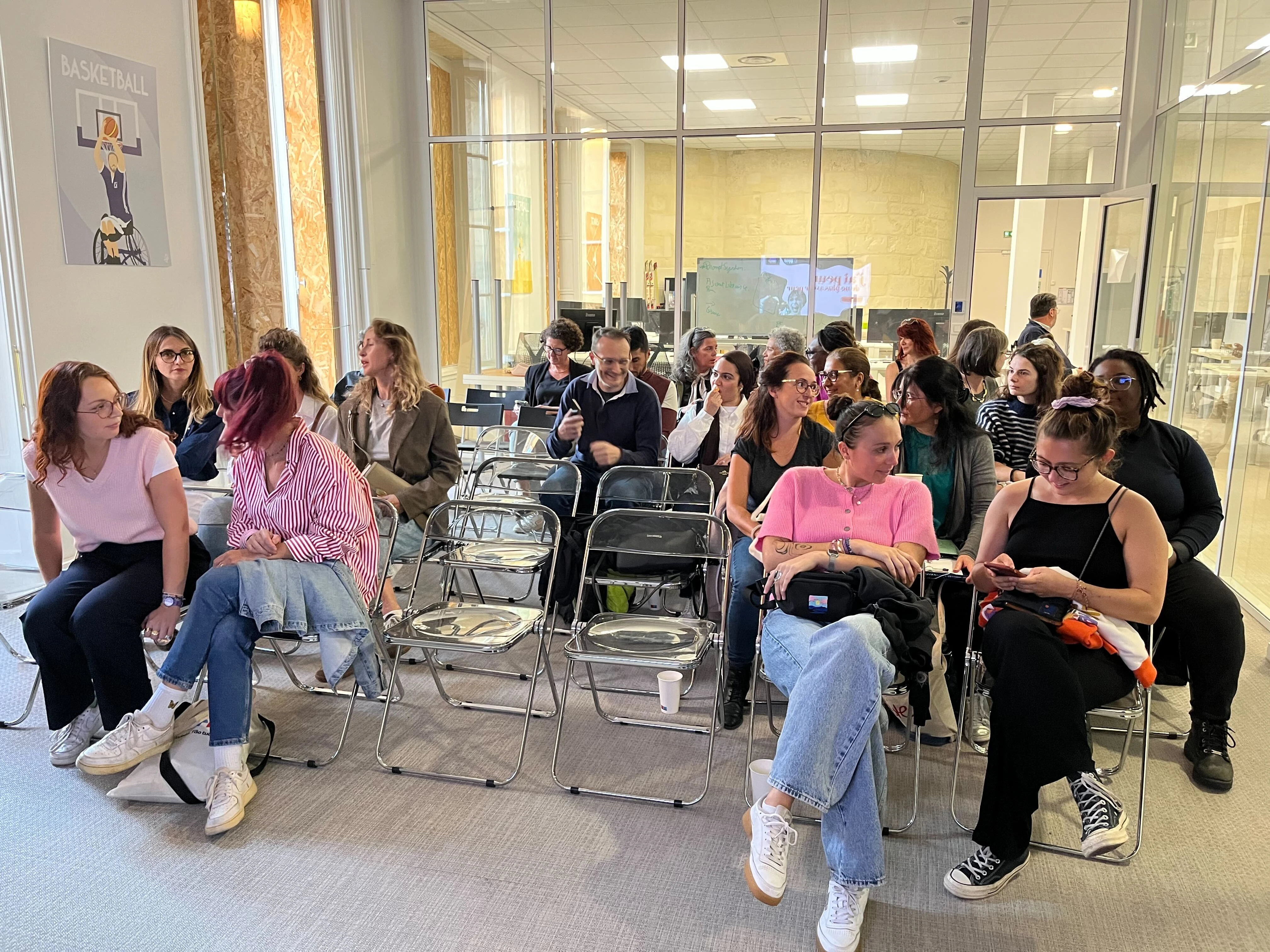 Participants assis et discutant avant le début du meetup Women in Tech.