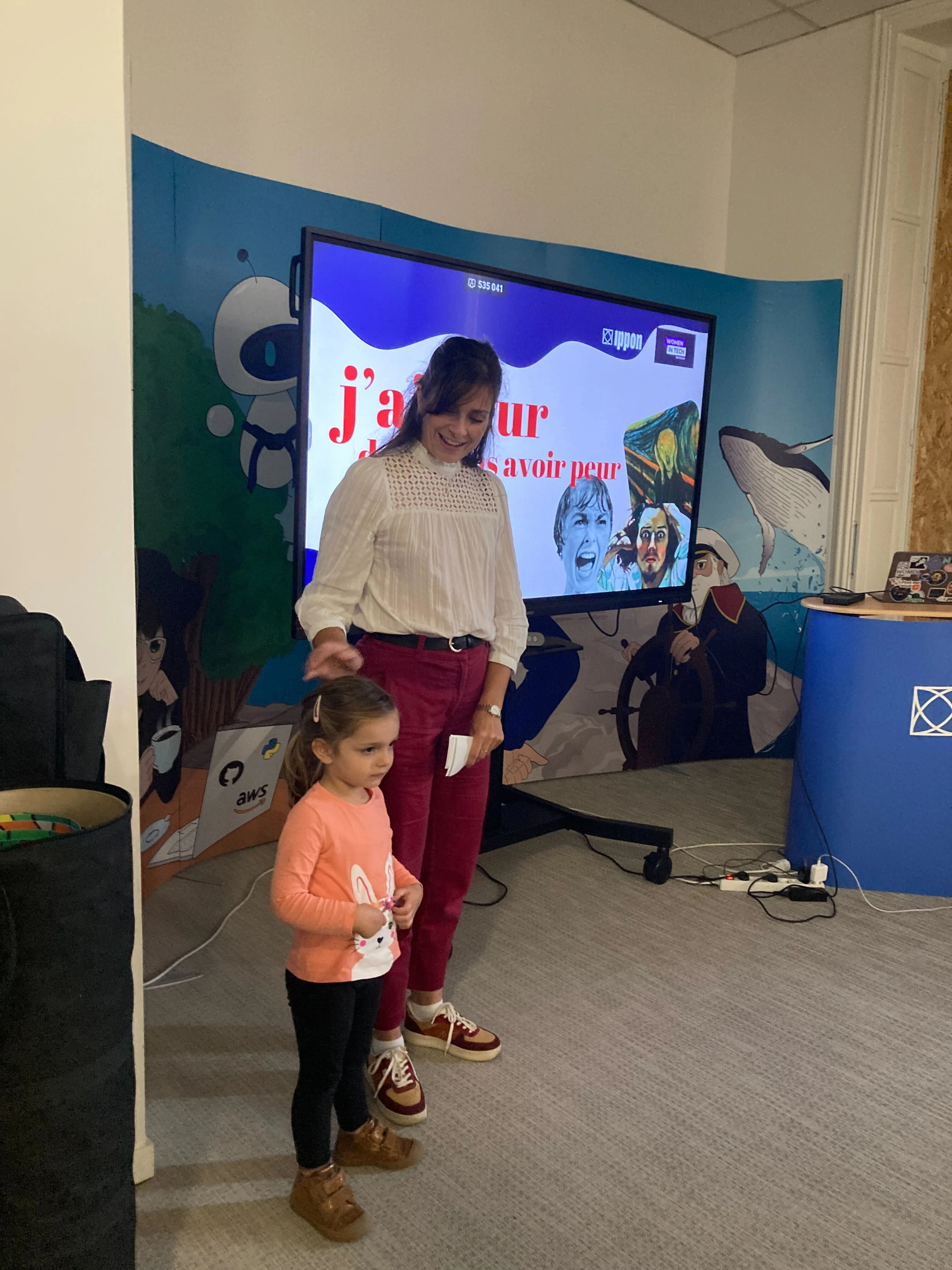 Hélène qui introduit la session avec sa meilleure assistante à ses côtés; sa fille !